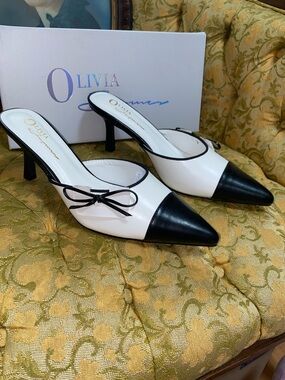 Chic Olivia Jaymes Pointed Toe Mules
